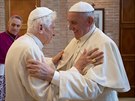 Pape Frantiek s emeritním papeem Benediktem XVI., kterému pijel pedstavit...
