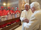 Noví kardinálové se setkali také s emeritním papeem Benediktem XVI. (19....
