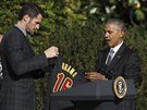 VICHNI V ERNÉM. Kevin Love (vlevo) pedává prezidentu Baracku Obamovi triko...