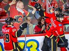 Hokejisté Calgary se radují z gólu Michaela Frolíka(vpravo),