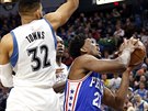 Joel Embiid (vpravo) z Philadelphie v souboji s Karlem-Anthonym Townsem a...