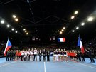 SLAVNOSTNÍ NÁSTUP. Momentka ped startem finále Fed Cupu Francie (vpravo) vs....