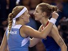 Karolína Plíková (vpravo) pijímá gratulace od Kristiny Mladenovicové ve...