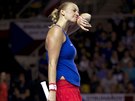 JE TO DINA. Petra Kvitová si otírá obliej ve finále Fed Cupu.