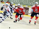 Momentka z duelu mezi hokejisty Brna a Pardubic (ervená)