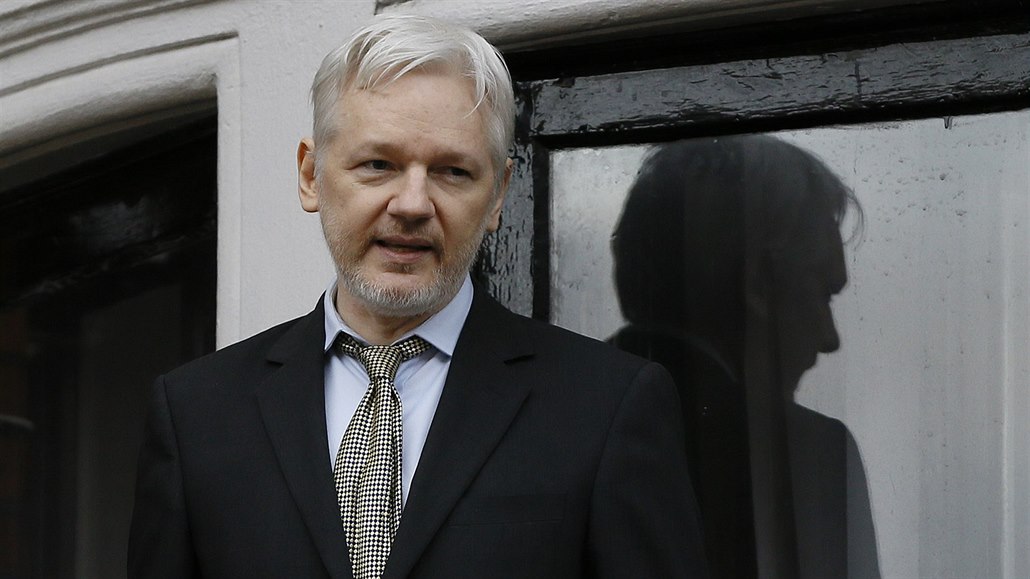 Julian Assange na balkon ekvádorské ambasády (5. 2. 2016)