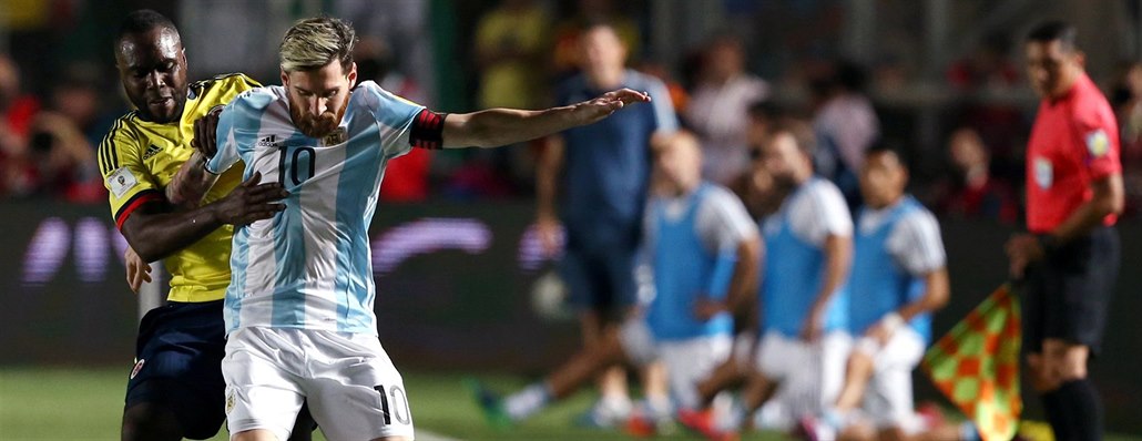 Argentinský kapitán Lionel Messi vyrá�í do úto�né akce, fauluje ho Eder Balanta...