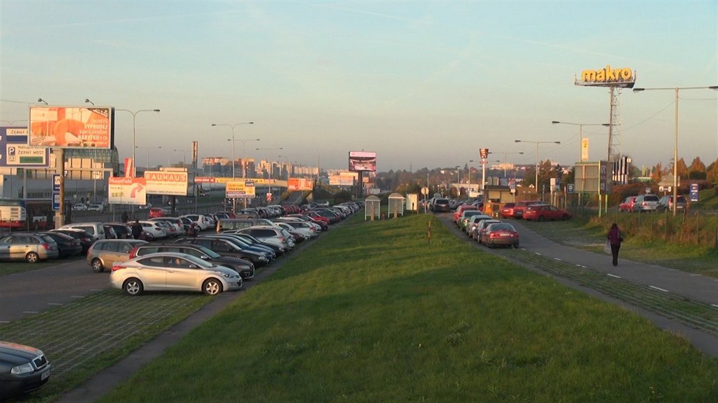 VIDEO: Parkoviště P+R se rychle plní, řidiči pak dají auto k obchodům -  iDNES.cz