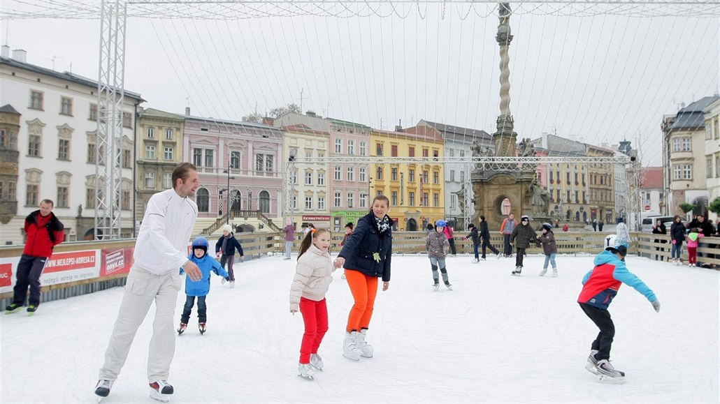 Zda se i letos objeví na olomouckých váno�ních trzích oblíbené kluzi�t� z�stává i nadále nejasné.