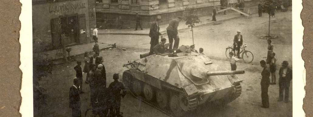 �eská Skalice, zadr�ený n�mecký tank na nám�stí.