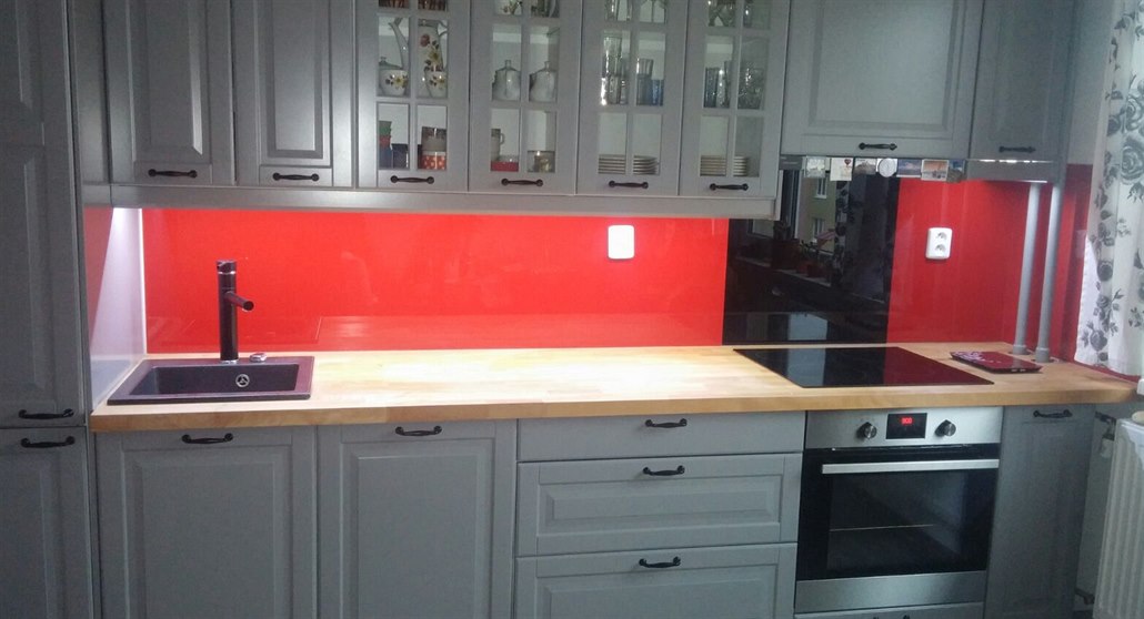 �ervené sklo a podsvícení horních sk�ín�k skv�le o�ivilo kuchy� s dostate�n�...