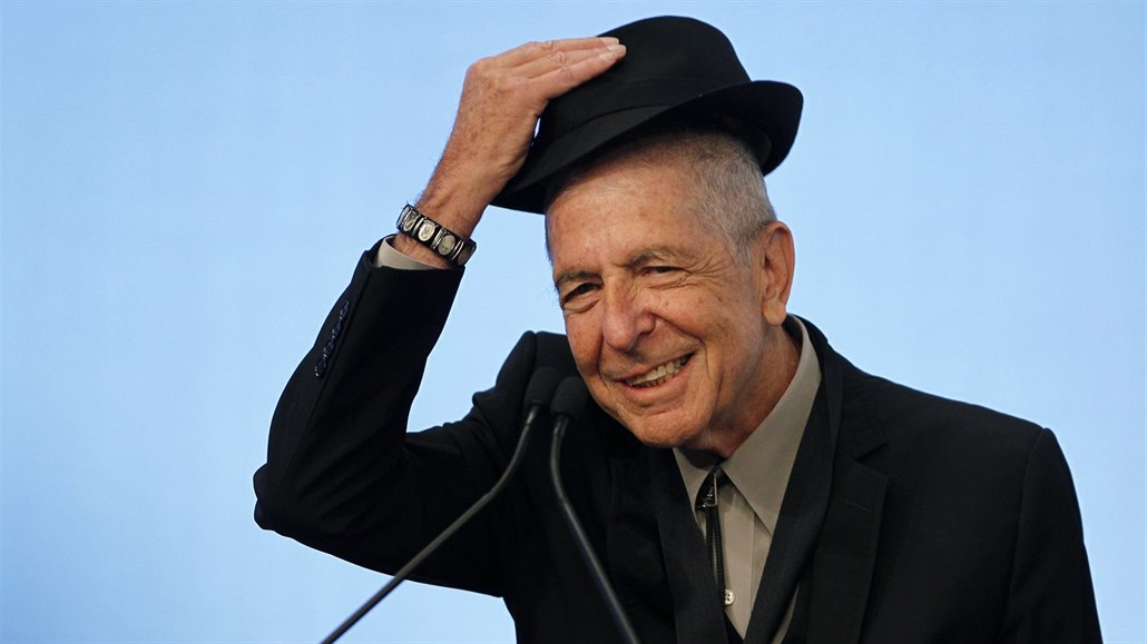 Leonard Cohen dostal v roce 2012 v Bostonu cenu za své písňové texty.