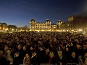 Rok poté. Na horní fotce jsou lidé čekající na bohoslužbu v katedrále Notre...