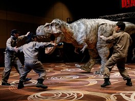 DINOSAUI. Osm metr vysokou repliku Tyrannosaura rexe pedstavila ve tvrtek...