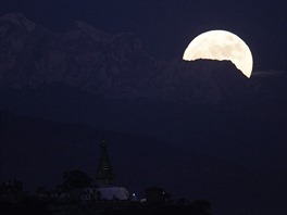 Superměsíc vychází nad Káthmándú (za horou Dorje Lakpa) v Nepálu. 14.11.2016.