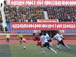 Fotbalov zpas mezi Severokorejci a Jihokorejci v Pchjongjangu (29. jna 2015)