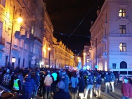Průvod příznivců prezidenta Miloše Zemana zablokoval dopravu nedaleko stanice...