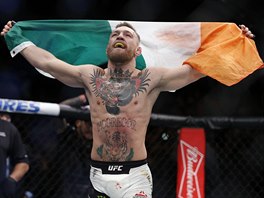 Irsk bojovnk MMA Conor McGregor se raduje ze zisku titulu UFC v lehk vze.
