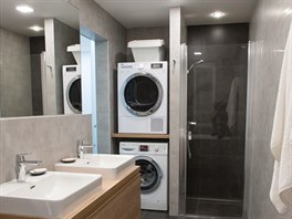 V nové koupelně je sprchový kout, vana, dvě umyvadla a také pračka se sušičkou....