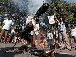 Lidé ve mst Siliguri po spálení podobizny indického premiéra Nárendry Módího...