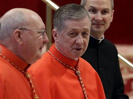 Mezi novými kardinály jsou také Ir Kevin Joseph Farrell (uprosted) a Amerian...