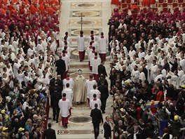 Pape Frantiek uvedl ve vatikánské bazilice svatého Petra do funkce 17 nových...