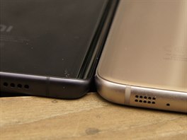 Oba telefony pouívají kovový rámeek rozdlený plastovými prouky. Ty jsou u...