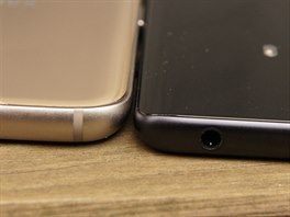 Naopak zahnutí na zadní stran je u obou telefon v podstat stejné, tady...