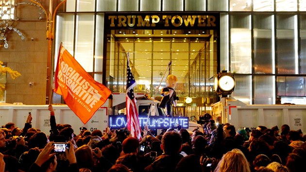 Lid� v ulic�ch New Yorku protestuj� proti zvolen� Donalda Trumpa. (9.11.2016)