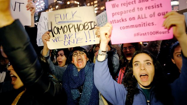Lid� v ulic�ch New Yorku protestuj� proti zvolen� Donalda Trumpa. (9.11.2016)