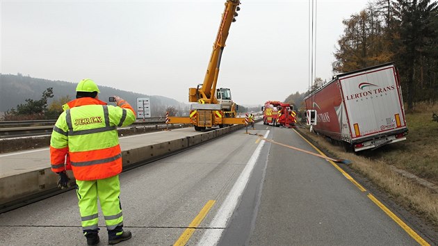 Dálnice D1 zablokovalo odklízení havarovaného maďarského kamionu.