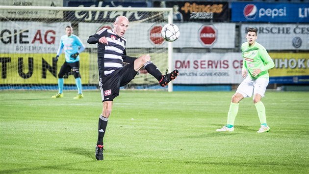 Momentka z utkn esk Budjovice vs. Viktoria ikov. V akci je domc fotbalista Ivo Tborsk.