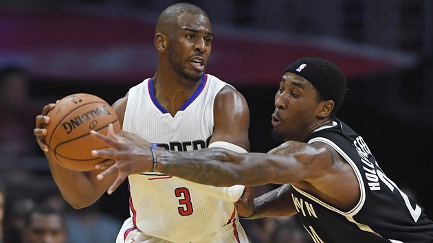 Chris Paul (vlevo) z Los Angeles Clippers  zkou pihrt, brn ho Rondae Hollis-Jefferson z Brooklynu.