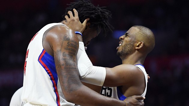 JSI DOBREJ. DeAndre Jordan (vlevo) pochvlen od Chrise Paula.