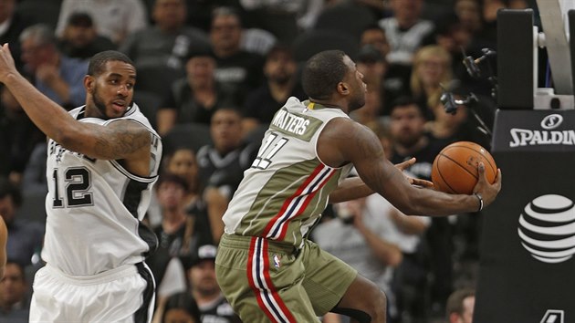 Dion Waiters z Miami zakonuje, sleduje ho LaMarcus Aldridge ze San Antonia.