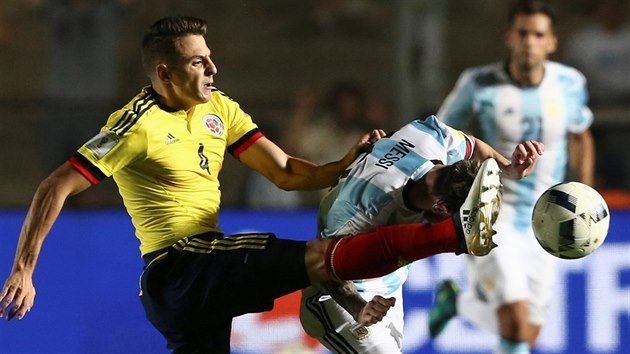 Santiago Arias z Kolumbie mlem ukopl hlavu argentinskho kapitna Lionela Messiho