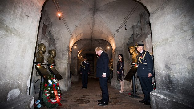 Britsk ministr zahrani Boris Johnson navtvil Nrodn pamtnk hrdin heydrichidy v Praze (11.11.2016).