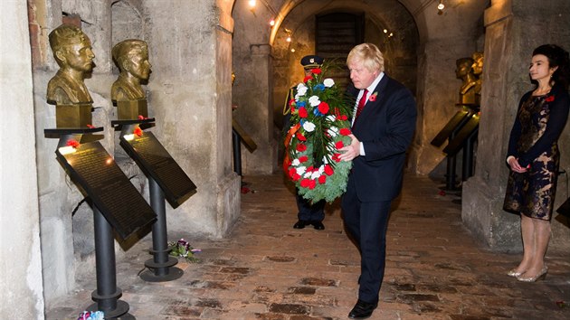 Britsk ministr zahrani Boris Johnson navtvil Nrodn pamtnk hrdin heydrichidy v Praze (11.11.2016).