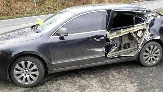 Nehoda osobnho auta a bagru na Sokolovsku (12. listopadu 2016).