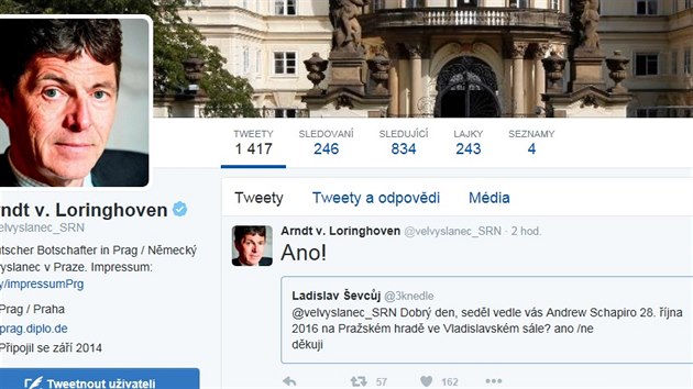 Velvyslanec Nmecka v Praze na Twitteru potvrdil, e na oslavch sttnho svtku 28. jna ve Vladislavskm sle sedl vedle nj velvyslanec USA Andrew Schapiro.