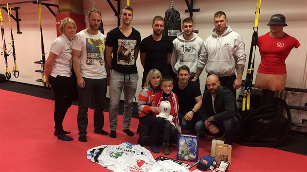 Parta hokejistů od kondičního trenéra Michala Břetenáře (napravo nahoře), která osobně přinesla dárky pro malého Lukáše Kameníčka