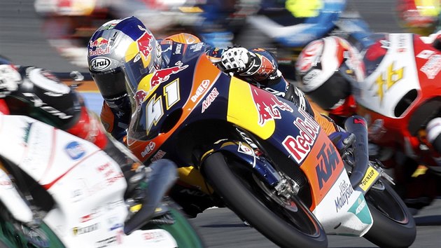 Momentka z Velk ceny Valencie ze zvodu kategorie Moto3, kterou ovldl Jihoafrian Brad Binder (uprosted).