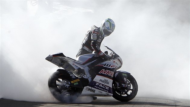 Francouz Johann Zarco oslavuje vtzstv na Velk cen Valencie a titul mistra svta v kategorii Moto2.