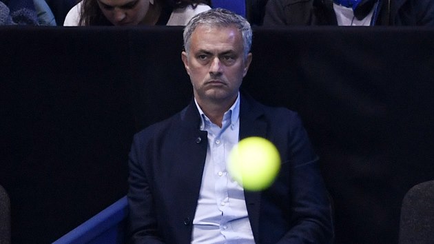 Do londnsk arny piel na duel tenisovho Turnaje mistr mezi Novakem Djokoviem a Dominicem Thiemem tak fotbalov trenr Jos Mourinho.