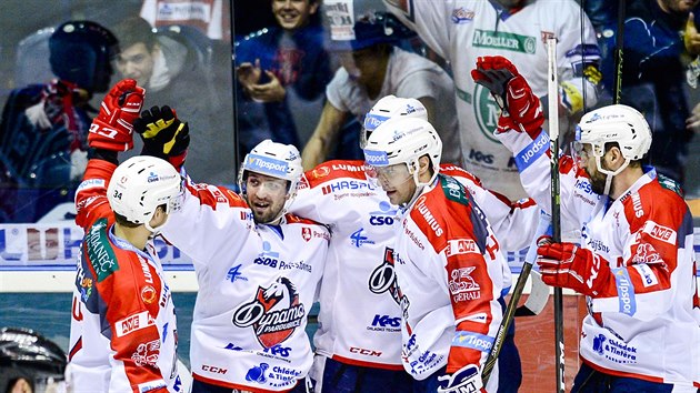 Hokejisté Pardubic slaví druhý gól v utkání 20. kola extraligy proti Chomutovu. Trefil se David Tomášek.