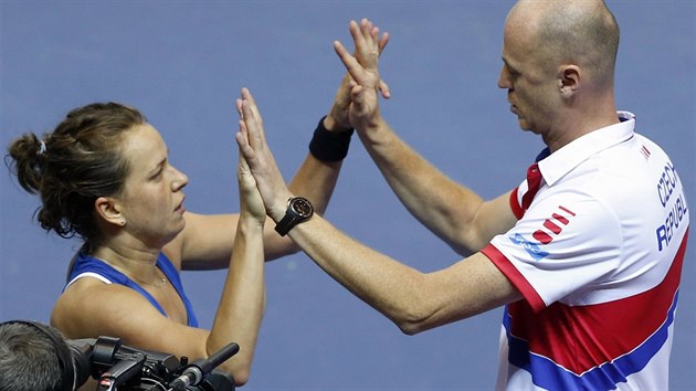 DOBRÁ PRÁCE. Petr Pála gratuluje Barboře Strýcové k výhře nad Francouzkou Alizé Caretovou ve čtvrté dvouhře finále Fed Cupu.