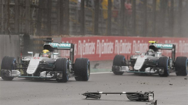Lewis Hamilton a Nico Rosberg se vyhbaj troskm z auta Kimiho Rikknena, kter ve Velk cen Brazlie havaroval.