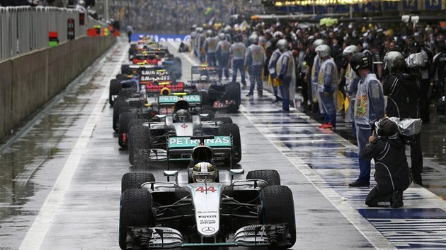 KOLONA V BOXECH. Zvodnci ekaj bhem pauzy, kterou v Sao Paulu zpsobil hust d隝. Prvn stoj Lewis Hamilton, hned za nm jeho stjov kolega i soupe v boji o titul svtovho ampiona Nico Rosberg.
