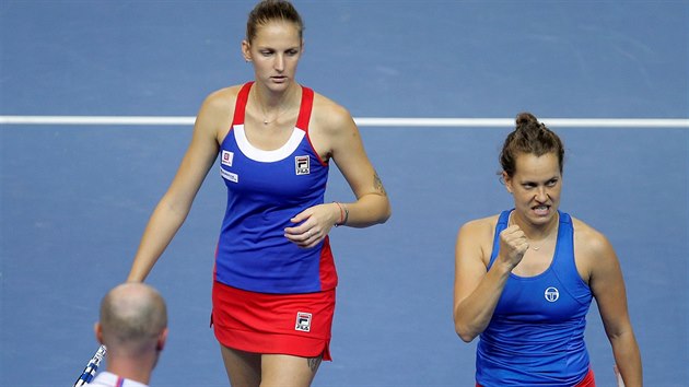 České hráčky Barbora Strýcová s Karolínou Plíškovou se radují po vyhraném setu v závěrečné čtyřhře fedcupového finále.