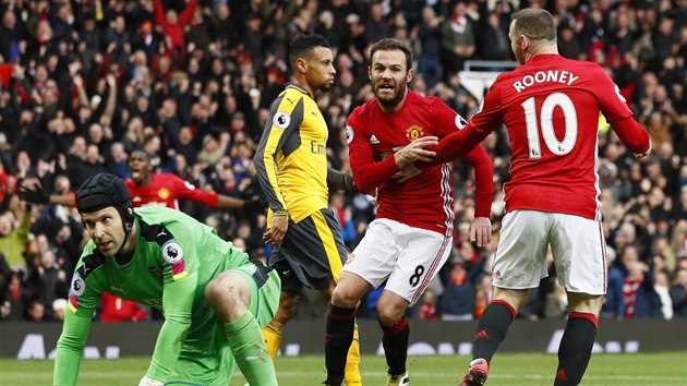 Zlonk Manchesteru United Juan Mata oslavuje gl do st Arsenalu. Petr ech (vlevo) na jeho rnu z prvn nedoshl.